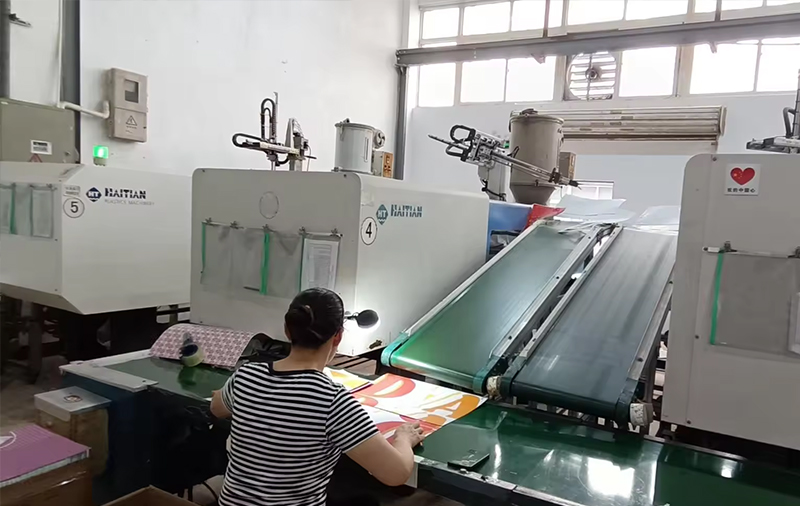 01Injection molding process.jpg